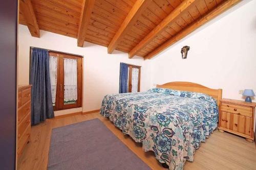 um quarto com uma cama e um tecto de madeira em Apartment in Tremosine - Gardasee 22276 em Tremosine Sul Garda