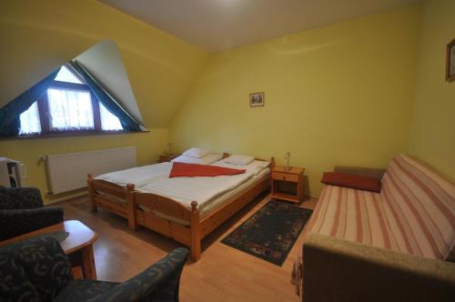 Ένα ή περισσότερα κρεβάτια σε δωμάτιο στο Denis Panzió és Étterem
