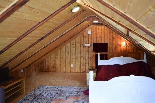 holiday home, Junoszyno في Junoszyno: غرفة نوم في العلية مع سريرين