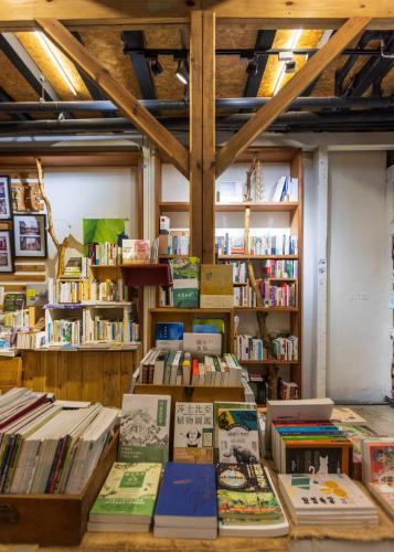 Biblioteca en la habitación en casa particular