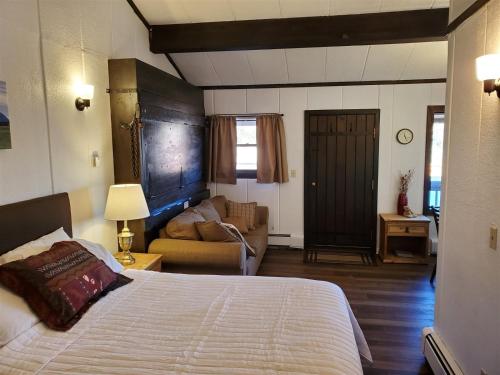 ein Schlafzimmer mit einem Bett und ein Wohnzimmer in der Unterkunft Brettelberg Slopeside Condos C4 in Carbondale