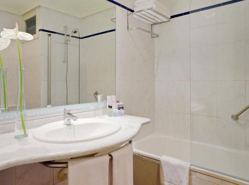 a bathroom with a sink and a shower and a tub at Boutique Hotel H10 Big Sur - Adults Only in Los Cristianos