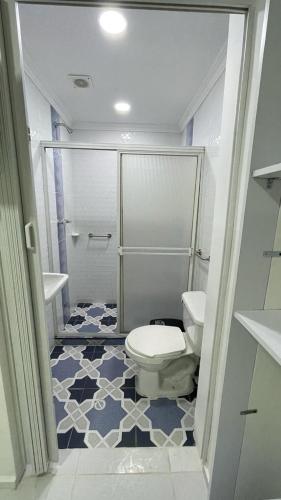 a bathroom with a toilet and a sink at Hotel Eterna Primavera in Medellín