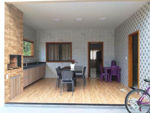 eine Küche und ein Esszimmer mit Tisch und Stühlen in der Unterkunft Casa de praia no Condomínio Guaratiba, Prado-BA in Prado