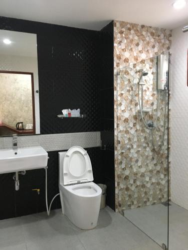 La salle de bains est pourvue de toilettes, d'un lavabo et d'une douche. dans l'établissement The Pud dee, à Chiang Khan