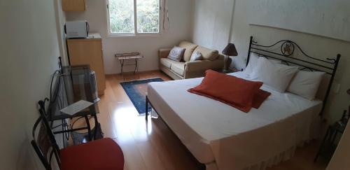 Säng eller sängar i ett rum på Flat no APART-HOTEL Cavalinho Branco com PISCINA AQUECIDA 1D8