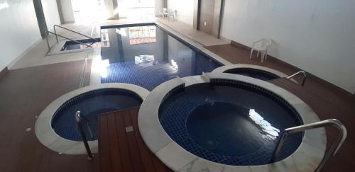 สระว่ายน้ำที่อยู่ใกล้ ๆ หรือใน Flat no APART-HOTEL Cavalinho Branco com PISCINA AQUECIDA 1D8