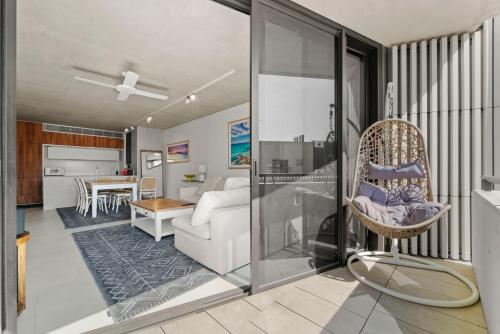 シドニーにあるPremium Bondi Beach 2 Bedroom with Beach view and parkingのリビングルーム(白いソファ、椅子付)