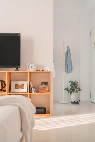 Taitung mini trip hostelにあるテレビまたはエンターテインメントセンター