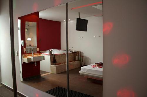 a bathroom with a sink and a mirror at Ápice Motel in Jaguariúna