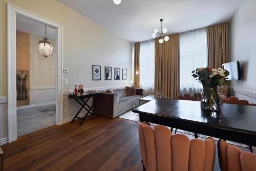 a living room with a table and chairs and a couch at 6 rooms in Vienna