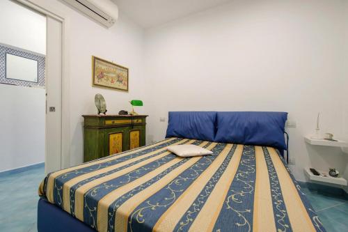 Un pat sau paturi într-o cameră la Villa La Piccolina, Massa Lubrense