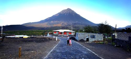 a man and a child standing in front of a mountain at Ciza e Rose in Portela