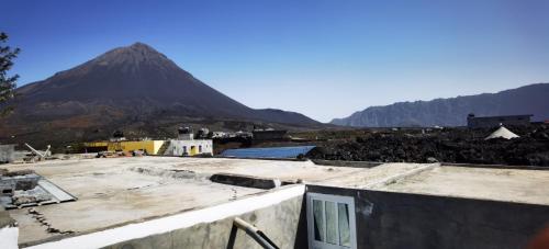 a view of a mountain from the roof of a building at Ciza e Rose in Portela