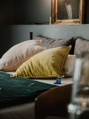 Ein Bett oder Betten in einem Zimmer der Unterkunft COQ Hotel Paris