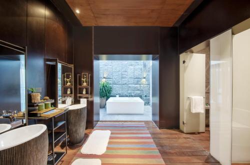 Koupelna v ubytování Howard Johnson Sandalwoods Resort Huizhou