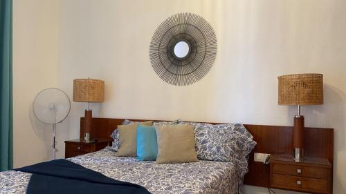 Un dormitorio con una cama y un espejo en la pared. en DREAM SENSES, en Santa Cruz de Tenerife