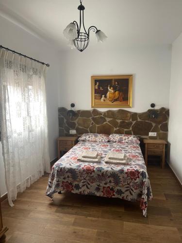 sypialnia z łóżkiem z narzutą kwiatową w obiekcie Casa Aguascalientes w mieście Los Albaricoques