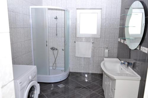 baño blanco con ducha y lavamanos en Apartment Cindy, en Herceg-Novi
