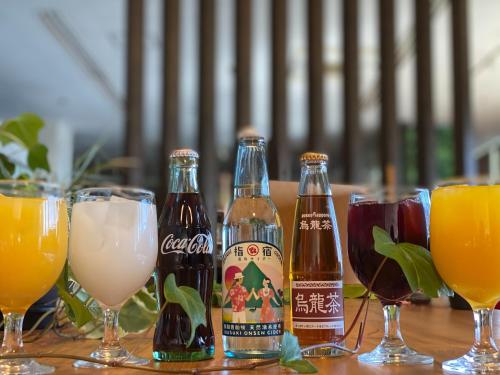 指宿市にある指宿ロイヤルホテルの- テーブルの上にビール3本とグラス1本