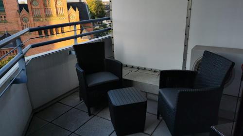 Ein Balkon oder eine Terrasse in der Unterkunft 1 Person - Single - Appartement -Zentral gelegen in Leverkusen Wiesdorf - Friedrich Ebert Platz 5a , 4te Etage mit Aufzug-und mit Balkon