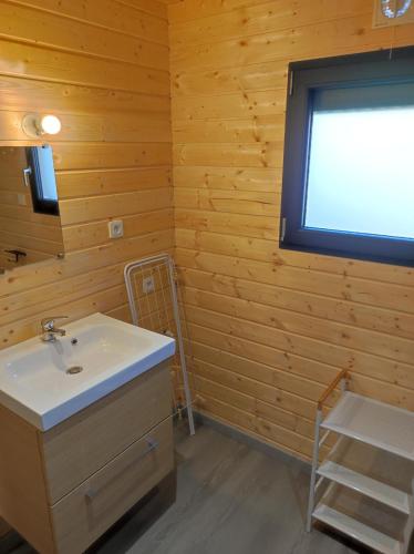 une salle de bain avec un lavabo et une fenêtre dans l'établissement Chalet 6 personnes à la campagne, à Singly