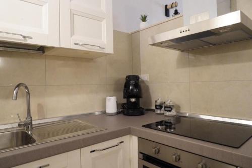 Η κουζίνα ή μικρή κουζίνα στο Na-Polì casa vacanze