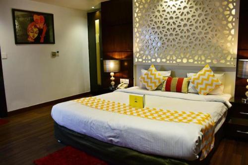 ニューデリーにあるHotel Uppal International 'NEW DELHI'のホテルルーム内のベッドルーム1室(大型ベッド1台付)
