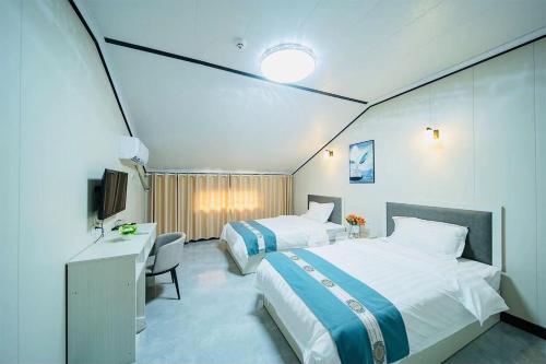 Un pat sau paturi într-o cameră la Longhushan Hanxiangju Homestay