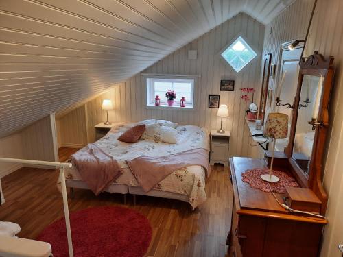 1 dormitorio con 1 cama y ventana en una habitación en Gårdslägenhet nära Göteborg, 