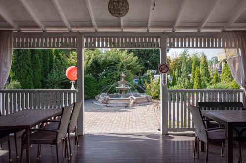 a patio with tables and chairs and a fountain at Park Hotel in Khmelʼnytsʼkyy