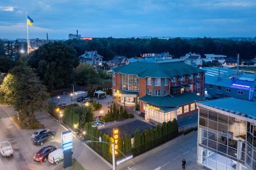 an overhead view of a building in a city at night at Park Hotel in Khmelʼnytsʼkyy