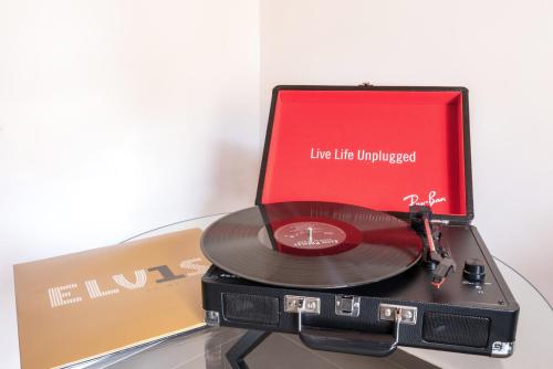 a record player with a cd in a box at Aurà - Guest House Iblea in Ragusa
