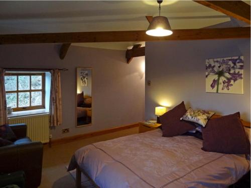 Un dormitorio con una cama grande y una ventana en The Old Mill, en Wooler