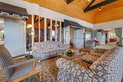 a living room with two couches and a couch at Quality Inn & Suites Escanaba North in Escanaba