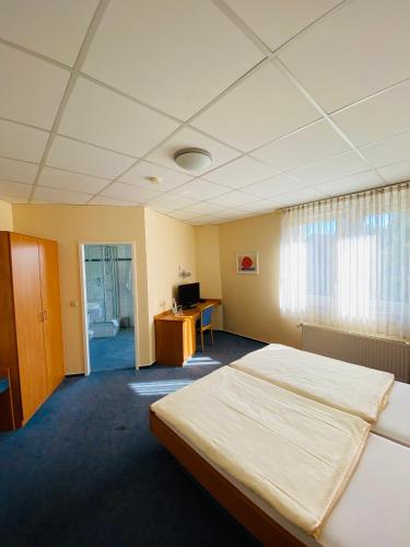 a room with a bed and a desk in it at Hotel Montan in Duisburg