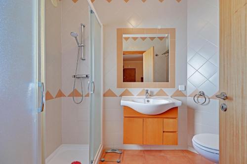 a bathroom with a sink and a shower and a toilet at Pêra Secret Garden 1 and Pool by Homing in Pêra