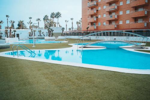 basen z mostem przed budynkiem w obiekcie Miramar Primera Linea de playa w mieście Oropesa del Mar