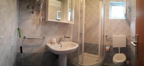 ein Badezimmer mit Waschbecken, Dusche und Toilette in der Unterkunft ANTE Accommodation in Seline