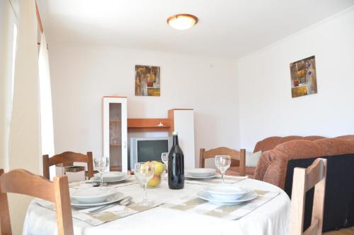 - une table à manger avec une bouteille de vin et des verres dans l'établissement Apartments Gera, à Dubrovnik