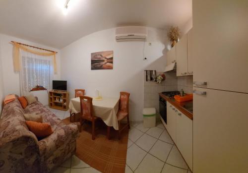 kuchnia i salon z kanapą i stołem w obiekcie ANTE Accommodation w mieście Seline