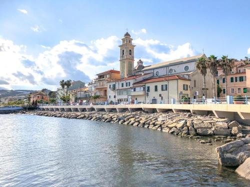 most nad zbiornikiem wodnym z budynkami w obiekcie La casa di Mauro - Mare e ciclabile a pochi passi w mieście Riva Ligure