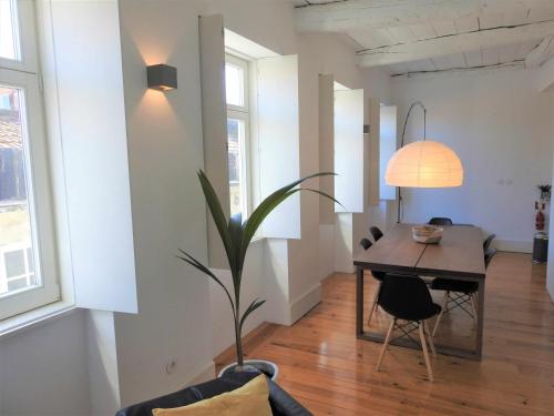 White Lotus Luxury 2BR with AC Downtown Porto