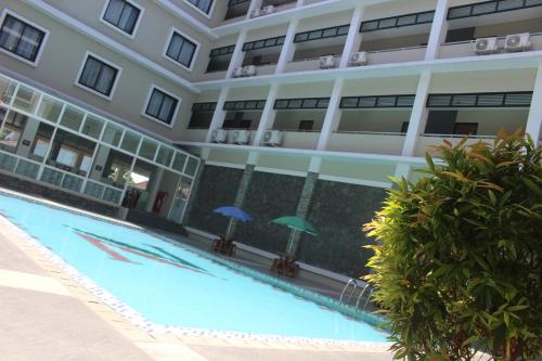 Bazén v ubytování Hotel Nalendra Plaza Subang nebo v jeho okolí
