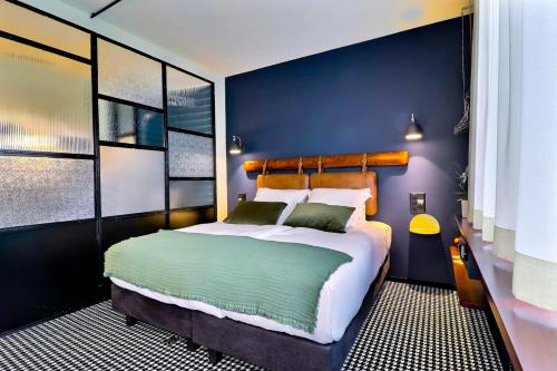 A bed or beds in a room at Le Tonnelier