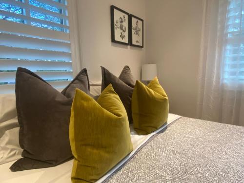 Letto o letti in una camera di Clearbrooke Gem- Bright Private Bedroom close to YYZ
