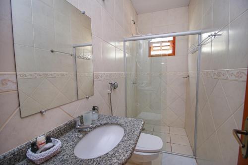 a bathroom with a sink and a shower at Pousada Flores do Cerrado in Pirenópolis