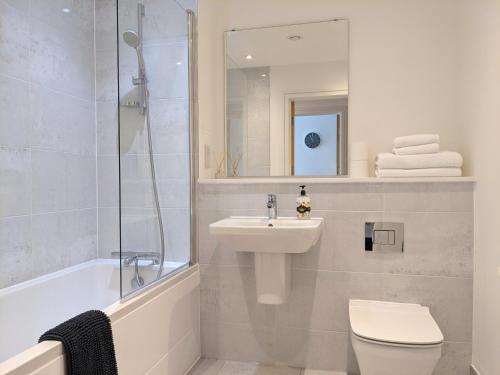 y baño con lavabo, aseo y ducha. en Suffield Lodge by Wycombe Apartments, en High Wycombe