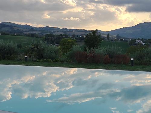 a reflection of a sky in a field at La Maggiolina Country House in Montelabbate