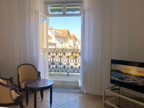 a living room with a view of a balcony at Hôtel D’Artiste in Pierrefontaine-les-Varans